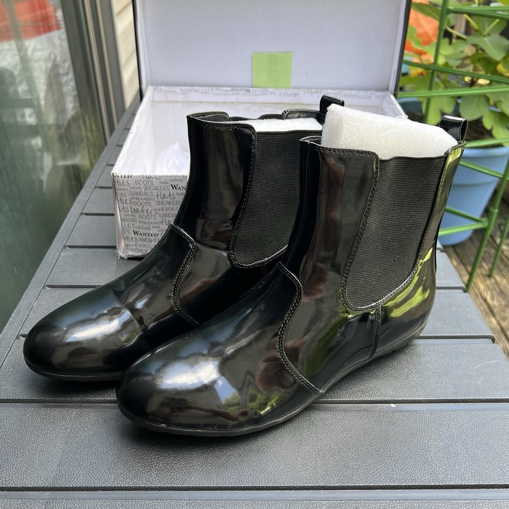 Bumble Black Wanted Rain Boot 10M Slip On 454105 EUC Shiny Ankle Boots